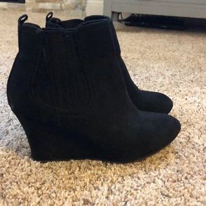 Women’s black gap faux suede wedge size 9